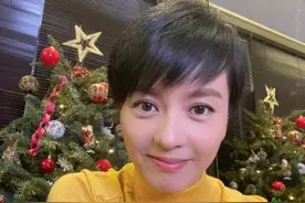 44岁梁咏琪晒旧照，20年前后没变样？曾曝留短发原因令人感动图片