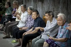 老年人的高龄津贴如何办？每月能领多少钱？能和养老金一起领吗？图片