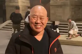 知名老戏骨晒替身，2层楼直接摔下地好吓人！网友辣评：命没你贵图片
