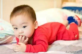 宝妈哄孩子睡觉，自己竟然被哄睡着了，网友们感叹：这届妈妈难带图片