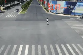 广西一女子骑电动车闯红灯被撞飞！昏迷至今未醒图片