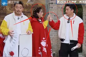 郑恺为baby撑伞，看清baby下意识的反应，是否避嫌很显然图片