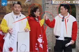 郑恺为baby撑伞，看清baby下意识的反应，是否避嫌很显然图片