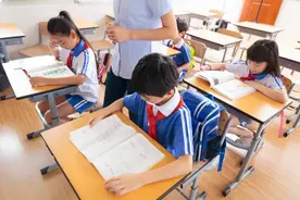 全国小学生延迟放学2小时！“接送难”看似解决，新问题又出现了图片