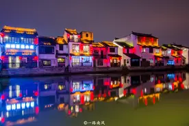 江苏两段大运河，无锡段夜景梦幻游人如织，扬州段美丽但冷清图片