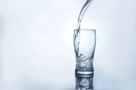 用一半的热水跟一半的凉水兑着喝，对身体健康有害吗？有答案了图片