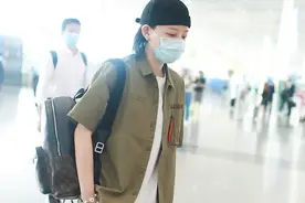 李斯丹妮戴“瓜皮帽”秒变酷姐姐 装扮休闲插兜走气场足图片