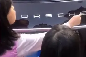 姐姐站在车前教妹妹用拼音念车标，网友：“破二手车”真不是盖的图片