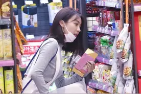 李菲儿身材越来越迷人了，短T恤配开叉裙，蹲下都不见腰腹赘肉图片