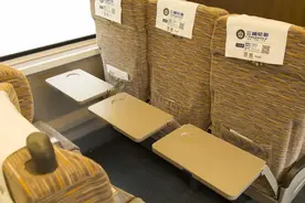动车上的小桌板、挂钩等各种设施你真的会用吗？最全科普来了！图片