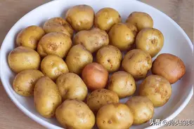 春天遇上土豆不要手软，多买些，不去皮不切块，整个上锅煮，真香图片
