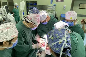 南大二附院多学科协作成功完成一例复杂甲状腺癌全切除术图片