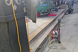鼓楼广场上，商贩乱接照明灯电源供电部门：容易引起短路，存在安全隐患图片