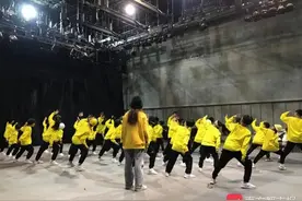 广州少年舞团跳上央视春晚：最小者7岁，集训两个月脱颖而出图片