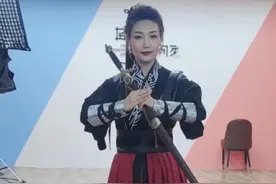 央视一姐李梓萌女侠造型亮相！高马尾红唇太惊艳，小细腰却更吸睛图片