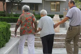 那个下午，我陪邻居小脚老太度过了一个世纪图片