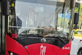 公交车“广州”的州字是不是写错了？图片