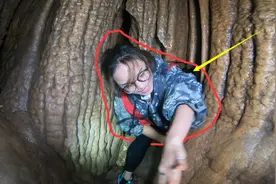 农村女孩进洞探险，结果被卡在里面出不来也进不去！视频封面