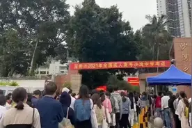 深圳成人高考考场现场，这人数也太“卷”了吧图片