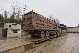 农村道路惊现货车“百吨王”严查严防重处罚图片
