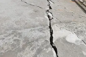 居民楼倾斜！路面开裂！地基下沉！福州一路段不规范施工，部门回应来了图片