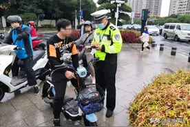 江宁交警开展集中整治，重点查不戴头盔图片