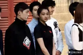 众明星齐聚厦大：关晓彤穿短袖长腿抢镜，易烊千玺表情严肃图片