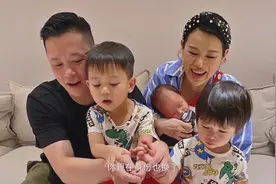 胡杏儿三胎产后2个月断奶复出，工作还带着二儿子，自称不是缺钱图片