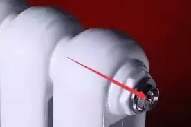 暖气没放气，开一天一夜也不会热！手把手教你给暖气放气，热得快图片