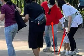 古巨基携妻儿出游，带上三个保姆照看宝宝，老来得子要注意尺度图片