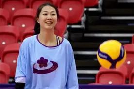 13岁入伍，效力八一女排12年，现已中尉军衔的袁心玥，待遇如何？图片