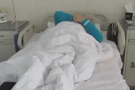 7旬老人下跪求女儿卖房救父，女儿怒怼：你又不是只有我一个孩子图片