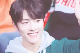 肖战《王牌》：整理服装表情可爱，与战友玩飞踢展现超强身体素质图片