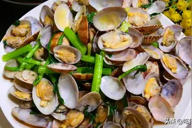 炒花蛤，有人先焯水，有人直接炒？如此做，花蛤鲜嫩入味还不腥图片