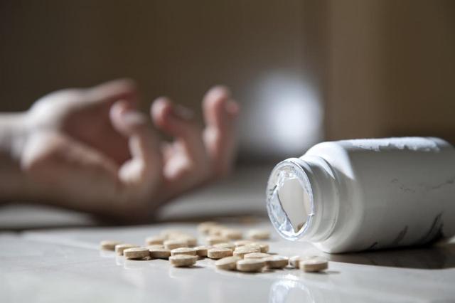 请问吃几片安眠药会死（安眠药自杀没有痛苦吞下100片安眠药后）