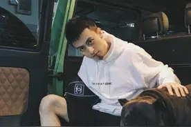 挥金如土的网游神豪：秦奋派专机接送战队，天谕会长任性怒撒百万图片