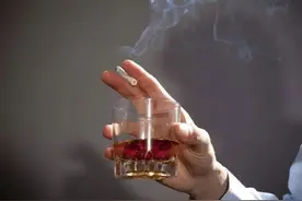 烟不离手，说明你已经放不下了图片