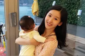 晒晒刘强东的家，靠山近海的大别墅，一家三口幸福甜蜜图片