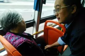 老人突发心脏病，公交司机为救人命连闯红灯，交警的处罚惹人争议图片