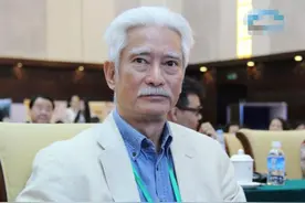 老戏骨“霍元甲”罕露面，满头白发显憔悴，今低调出行挤地铁图片
