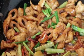 四川家常菜干煸肥肠，麻辣干香外酥里嫩口感爽脆色泽深红筋韧辣香图片