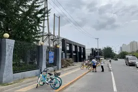 吴亦凡被批捕后，看守所外静悄悄：有粉丝骑车找了两天才找到看守所，有粉丝曾表示要陪“凡凡”半个月图片