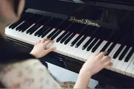 725分高考状元爱弹琴：学业和兴趣相辅相成，音乐可怡情可育人图片