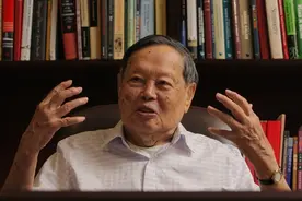 杨振宁回国后的待遇如何？看到清华开出的年薪，你才知道他多伟大图片