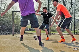 花式足球技巧之360度带球转圈技巧图片