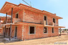 农村盖房子，直跑楼梯好还是旋转楼梯好？内行人：比较一下便知晓图片