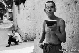 家庭主妇起床后第一件事就是端罐子，掏鸡窝、烧糊豆，叫男人吃饭图片