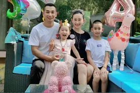 赵文卓夫妇给闺女庆生，40岁张丹露穿着简单气质佳，儿子更像爸图片