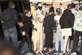 朱莉6个娃罕见同框，术后黑人养女露面，希洛终于留长发穿女孩装图片