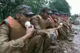 经常吃快餐馒头？网友：我军后勤能力不差，救灾时为何吃这么简陋图片